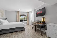 Relax & Unwind: Hot Tub/Pool, King Beds, Steam Shower, Sleeps 8, Great Location!