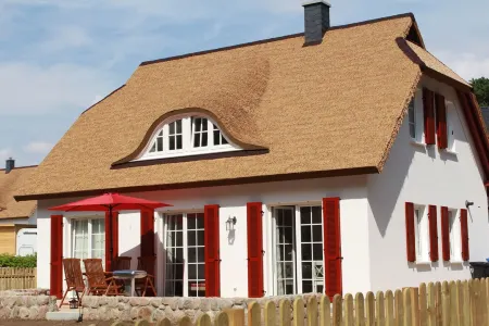 Romantic apartment in thatched house (upper floor) with large garden, child-friendly Отели в г. Козеров