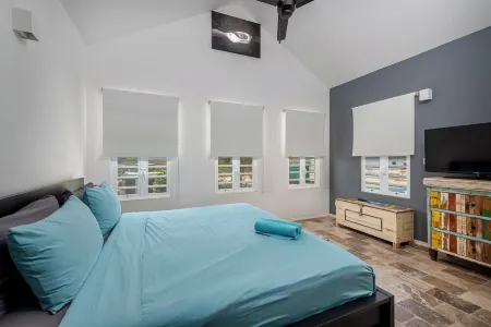 Tropical villa with private pool, lagoon views, AC in living area and bedrooms Отели рядом с достопримечательностью «Pekelmeer, Flamingo Sanctuary»