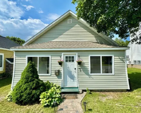 Downtown Boyne City Cottage: Walking distance to everything! Hotels in Boyne City