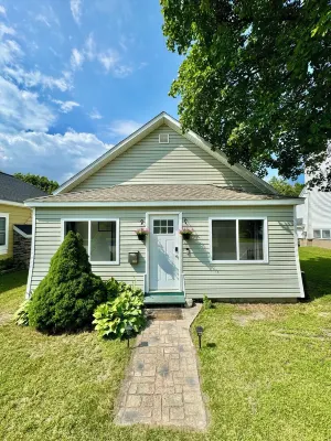 Downtown Boyne City Cottage: Walking distance to everything! Hotels in Boyne City