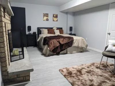 RedDore - 2 Bedroom Cozy Basement Suite Hotel in zona Pickering GO