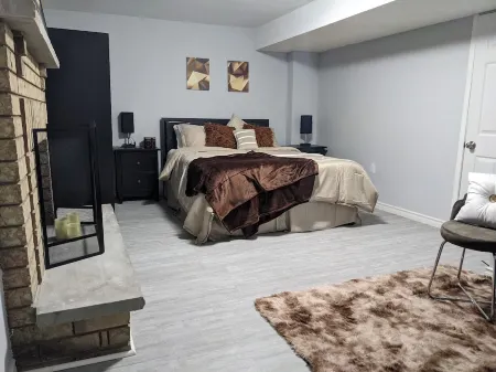 RedDore - 2 Bedroom Cozy Basement Suite Отели рядом со станцией Pickering GO