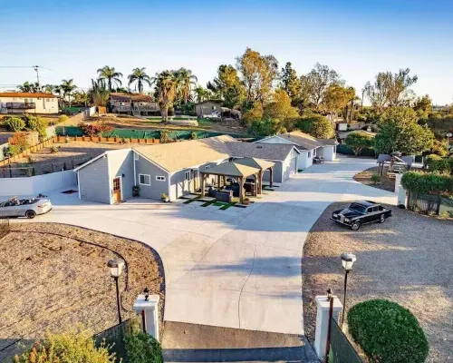Melrose Pet-Friendly 3BR. Feel like royalty Hotels in Vista