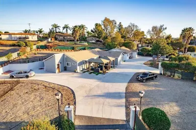 Melrose Pet-Friendly 3BR. Feel like royalty Các khách sạn gần Boomers Vista