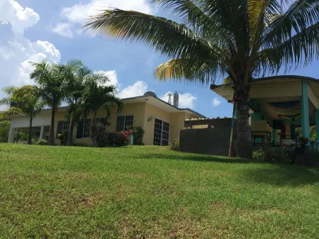 Free Airport pick-up. private villa with amazing ocean veiw, pool, and maid.