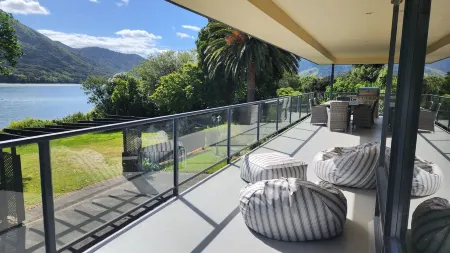 Waterfront & spacious.  Room for cars & boat trailer. 6KM from Havelock Marina