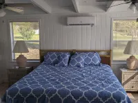 Adorable Remodeled Cottage-Ocean Front on Coco Bay-25% Fall Discount! Hotels in Green Turtle Cay