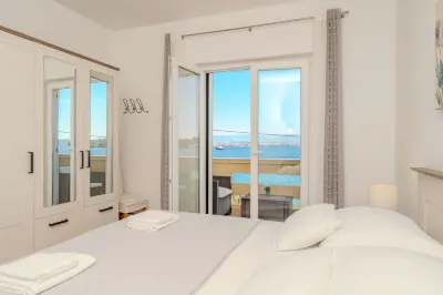 Apartment by the Sea and with Beautiful View, 2 Bedrooms, 4 Persons