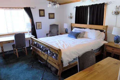 DOWNTIME: 4BR/3BA Lake Retreat w/ Sports Court, Near Snow and Lake Adventures