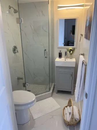 Luxury NEW in-law Suite with separate entrance (Sleeps 3)