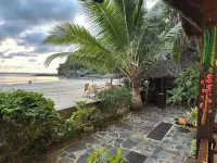 Waterfront villa with live-in staff! Hotels in 