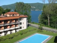 Apartment with private garden two steps from the lake.