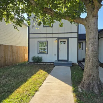 Bluebonnet Cottage Duplex in Downtown Denison--Perfect Blend of Charm & Comfort