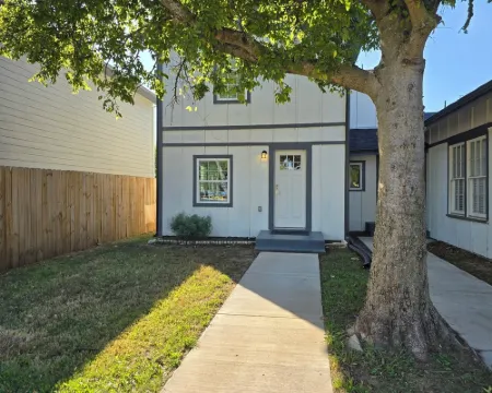 Bluebonnet Cottage Duplex in Downtown Denison--Perfect Blend of Charm & Comfort Hotels in Denison