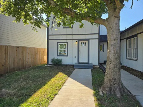 Bluebonnet Cottage Duplex in Downtown Denison--Perfect Blend of Charm & Comfort Hotels in Denison