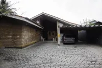 Comfortable beach house with pool, terrace, barbecue, 300m from the beach Hotels in Sao Sebastiao