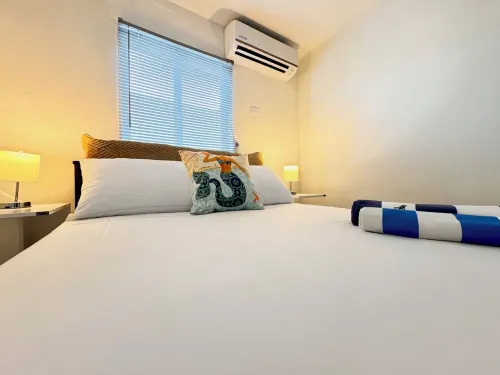 Beach 7 min away! 2 BR, 1 BA, free parking, kitchen, workspace, hot water shower