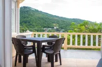 Spacious Family Cottage with Tropical Views Hotels in 