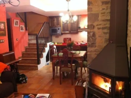 Casa Colasa for 6 people Отели в г. Ебра-де-Баса