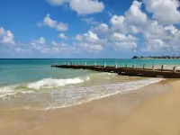 Rustic Cottage - A/C, Parking, Pool & Beach Access Hotels in Runaway Bay