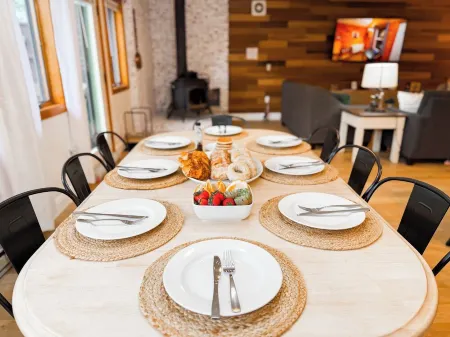 Riverfront Unit. Minutes to Storyland, N Conway and Hiking Trails. Отели в г. Бартлетт