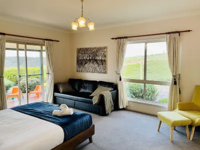 ABSOLUTE LUXURIOUS LAKEFRONT HOMESTEAD AT ALPINE LAKE OF OBERON BLUE MOUNTAINS Hotels near The Oberon Common