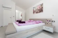 Villa Jelena | 4-Star Villa with Heated Pool, Privacy & Barbecue House - balcony