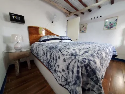 Rustic Cottage - A/C, Parking, Pool & Beach Access