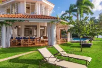 Beautiful Beachfront Villa in a Gated Community, Private Pool/Bar, Fully Staffed