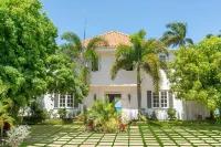 Beautiful Beachfront Villa in a Gated Community, Private Pool/Bar, Fully Staffed