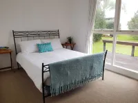 Kiwi Bach Escape - Close To Beach 로운리 베이 주변 호텔