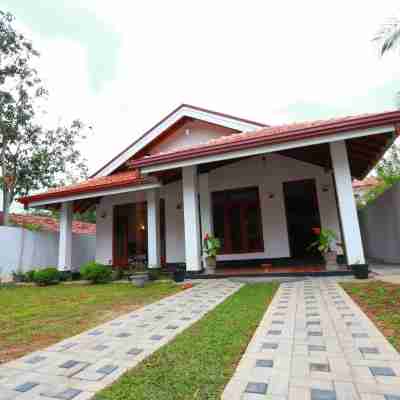 a private house with a garden Hotel Exterior