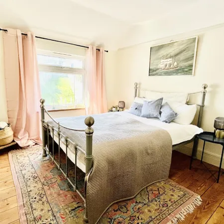 * Fisherman’s Cottage * with panoramic river views