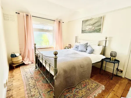 * Fisherman’s Cottage * with panoramic river views