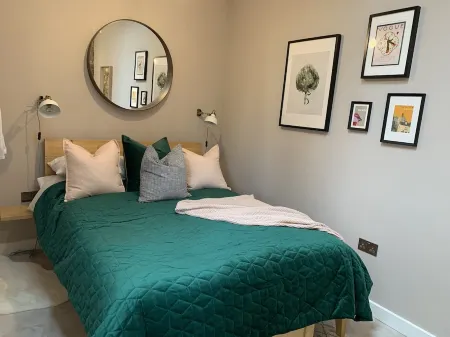 Boutique garden apartment with decking and views Отели в г. Ладлоу