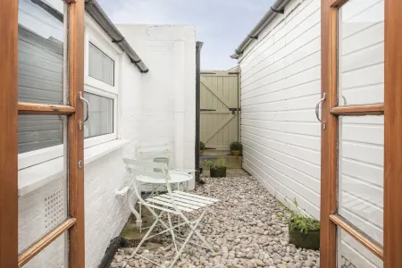 Just one row back from the beach; sea view; family & dog friendly Отели рядом с достопримечательностью «Sea Lark Studio»