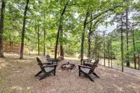 3 Mi to Beavers Bend State Park: Hot Tub Haven! Hotels in Broken Bow