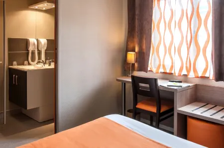 Logis Hôtel les Voyageurs Отели в г. Лезу