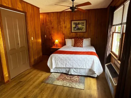 鵲鳴汽車旅館配餐廳和酒吧