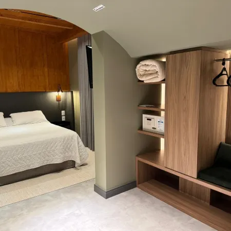 Mogano Premium Hotel - Eletroposto