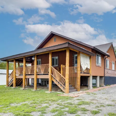 Deck w/ Hot Tub: Ashton 'Cozy Cub Cabin'