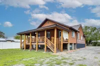 Deck w/ Hot Tub: Ashton 'Cozy Cub Cabin' - Wifi