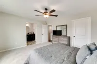 5 Mi to Auburn University: Sleek Townhome w/ Patio - 3-Star