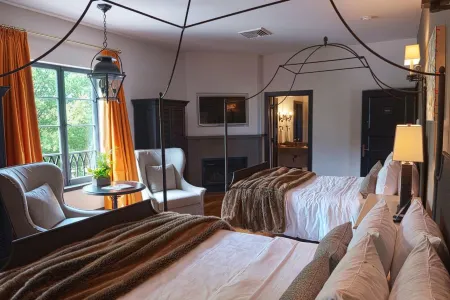 Hotel Domestique Отели рядом с достопримечательностью «White Rabbit Fine Arts Gallery»