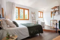 Hotel Restaurant les Glycines فنادق في La Chomette