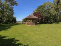 Lakeside Lodge