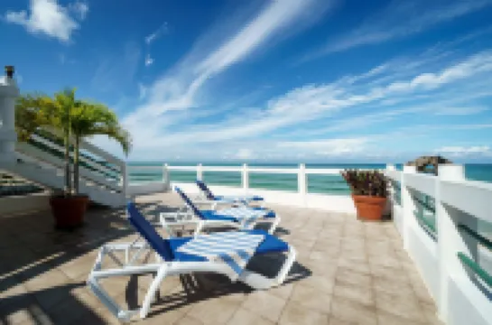 Beach House Condos, Negril ネグリルのホテル