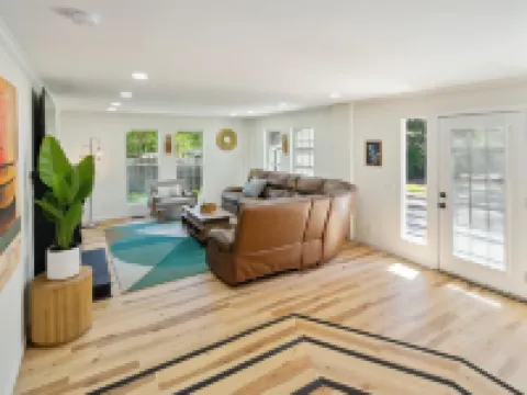 Urban Farmhouse with A Modernism Twist! 4 Bedroom Home by RedAwning Hotels in Moultrie