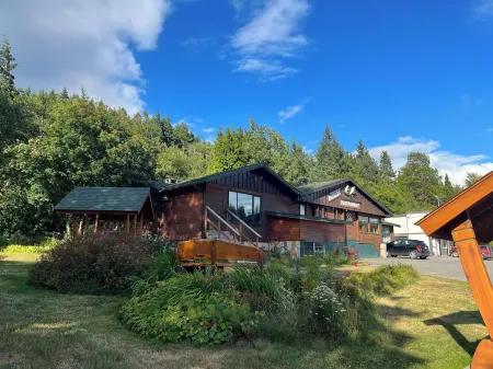 Chalet Inn Отели в г. Китимат